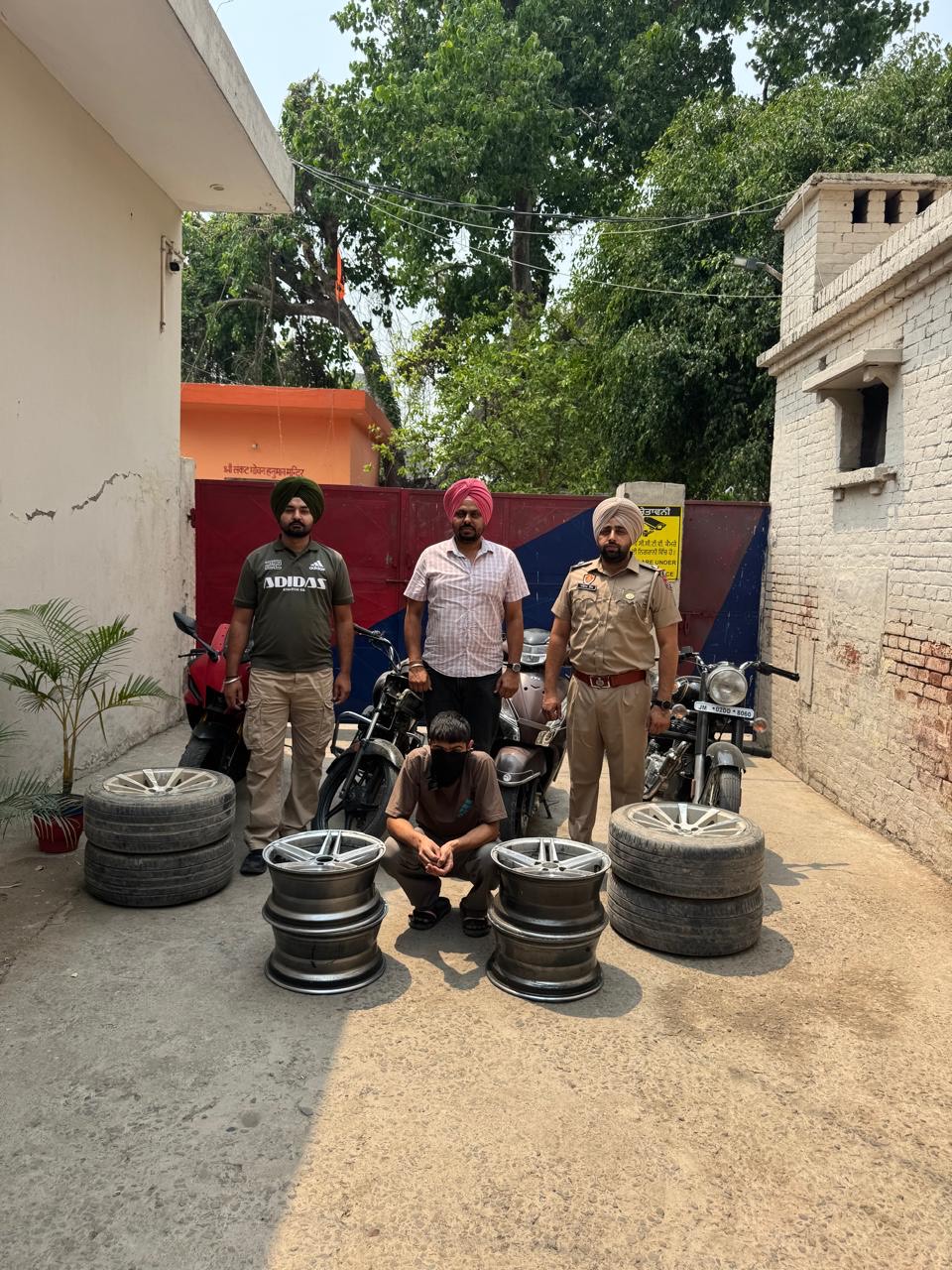 Team of CIA Staff Mohali Camp & Kharar succeeded in arresting 01 absconding accused of gang involved in robbery/dacoity at gunpoint.